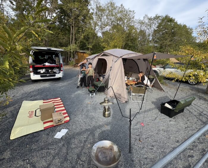 家族とキャンプを楽しむ様子